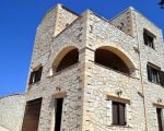 Nowo wybudowana willa z kamienia na półwyspie Akrotiri