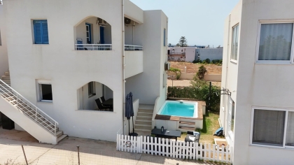 W pełni umeblowany apartament z jedną sypialnią tuż przy piaszczystej plaży w Analipsi
